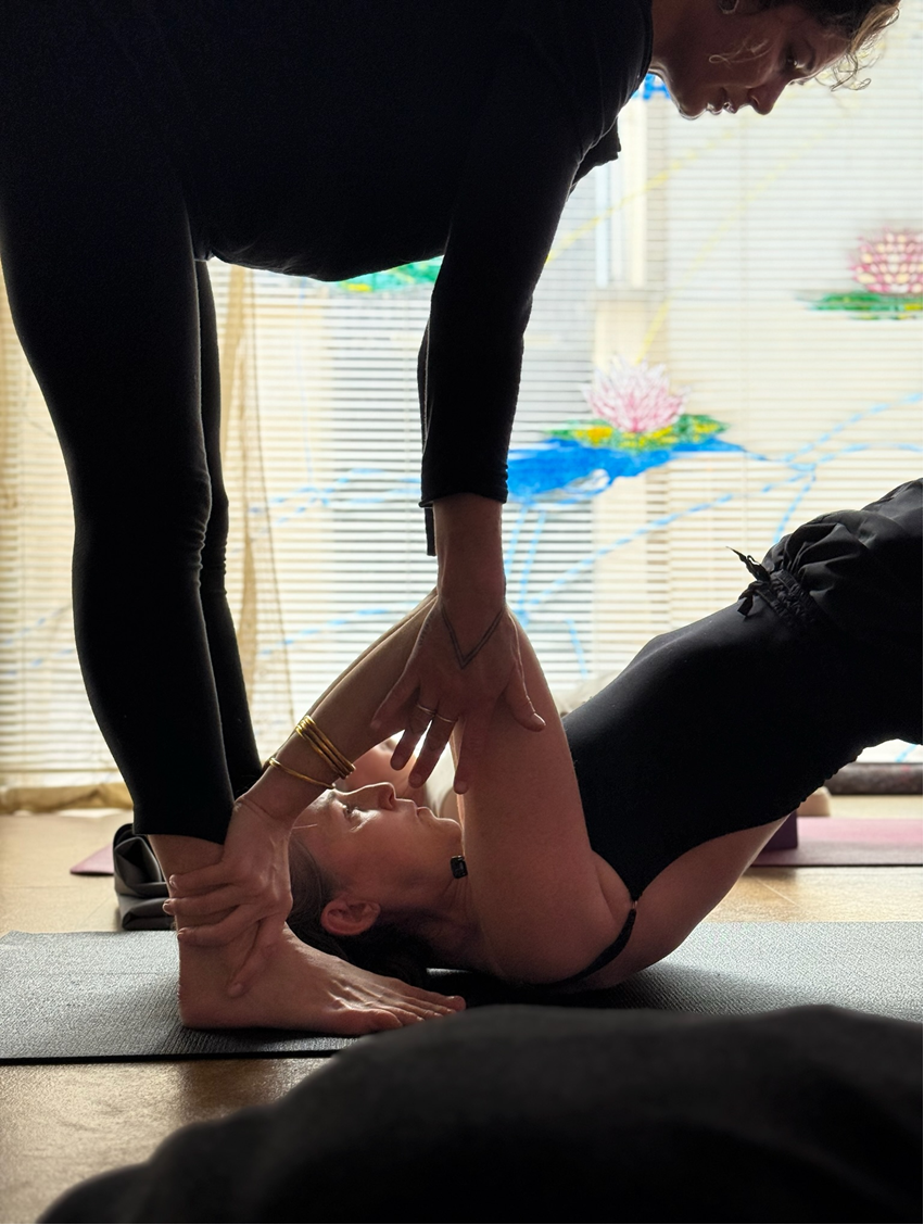 Private yoga class in Paris with English-speaking instruction
